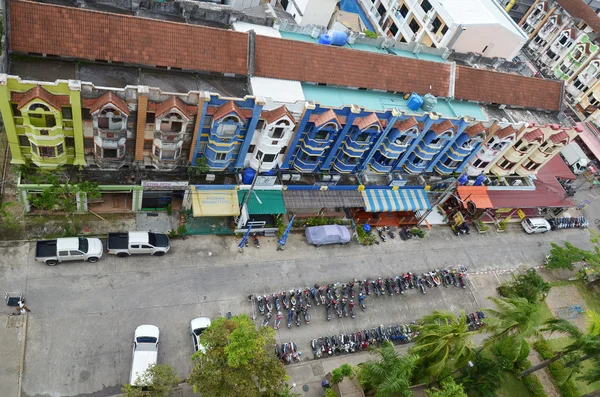 Pohled shora Karon - druhé největší rekreační centrum na Phuketu na zamračený den — Stock fotografie