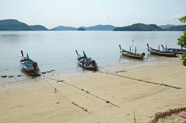 Phuket, TH-Sept, 25 2014: barcos de madeira tailandeses na costa. Mar de Andamão — Fotografia de Stock