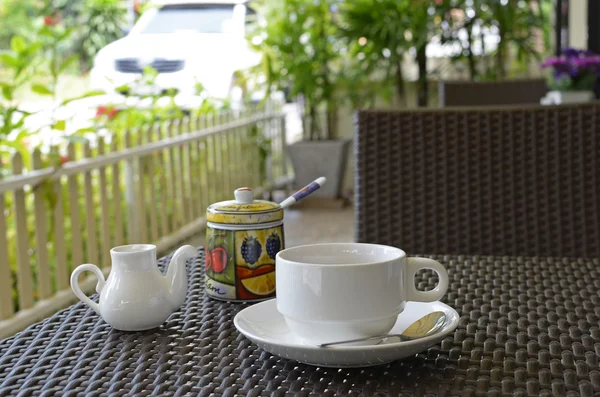 Biała kawa ustawić na stole na świeżym powietrzu kawiarni w letni dzień — Zdjęcie stockowe