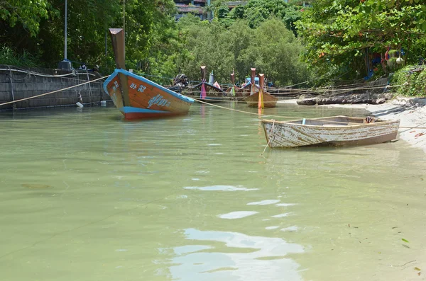 Phuket, TH-Sept, 27 2014: Barcos de madeira tailandeses no canal em Kata Beach — Fotografia de Stock