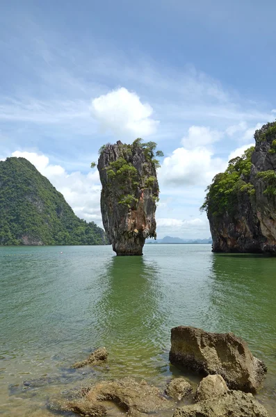 James Bond Island - Ko Tapu, perto de Khao Phing Kan. Baía de Phang Nga, Mar de Andaman, Tailândia — Fotografia de Stock