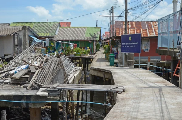 Phang Nga Bay, Th-Sept, 20 2014: Alojamento em pilhas no Sea Gypsy Village Koh Panyee no Mar de Andaman, Tailândia — Fotografia de Stock