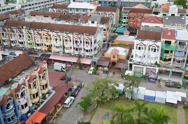 Phuket, TH-Sept, 24 2014: Top view of Karon pada hari yang mendung - pusat rekreasi terbesar kedua di Phuket, TH — Stok Foto