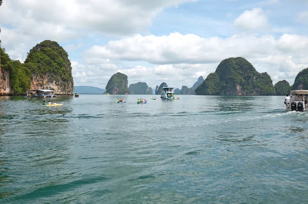 Phang Nga Bay, Th-Sept, 20 2014: penhascos de pedra calcária na Baía de Phang Nga, Mar de Andaman, Tailândia — Fotografia de Stock