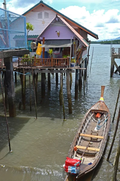 Phang Nga Bay, Tailândia-setembro, 20 2014: Habitação em pilhas. Sea Gypsy Village Koh Panyee no Mar de Andaman, Tailândia — Fotografia de Stock