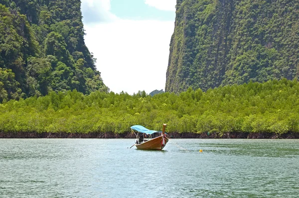 Wooden Thai national boat on the background of the mangroves. Thailand, Andaman Sea — Stock Photo, Image