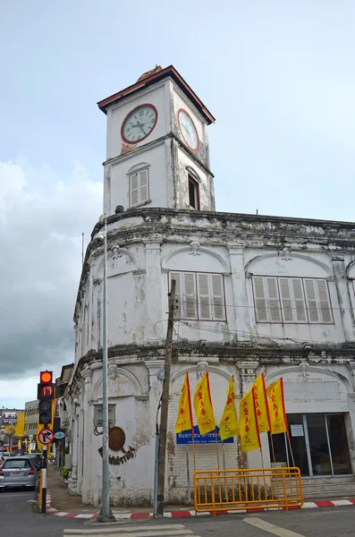 Phuket Town, TH-Sept, 22 2014: Promthep Clock Tower at the intersection of Phang Nga Road and Thepkasatri Road, Phuket Town, Thailand — стоковое фото