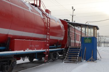 Irkutsk region, Rusya Federasyonu-Jan, 06 2015: itfaiyeci tren Korshunikha demiryolu İstasyonu