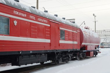 Irkutsk region, Rusya Federasyonu-Jan, 06 2015: itfaiyeci tren Korshunikha demiryolu İstasyonu