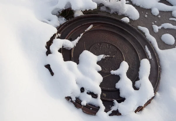 Alcantarilla en la nieve — Foto de Stock