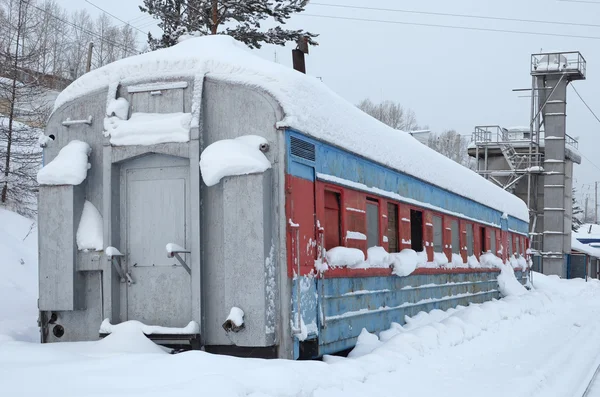 Viejo vagón oxidado apilado con nieve — Foto de Stock