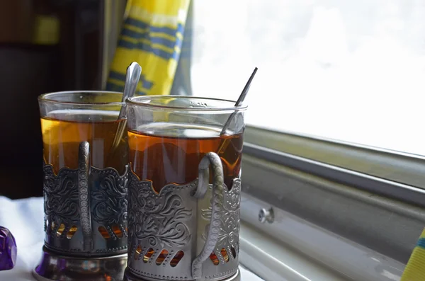Duas xícaras de chá em uma mesa em um compartimento de trem — Fotografia de Stock