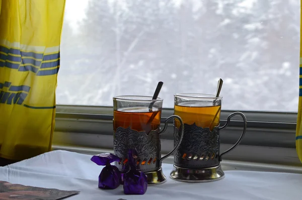 Bir tren bölme tabloda çay iki bardak