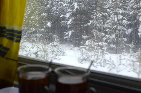 Две чашки чая на столе в вагоне поезда — стоковое фото