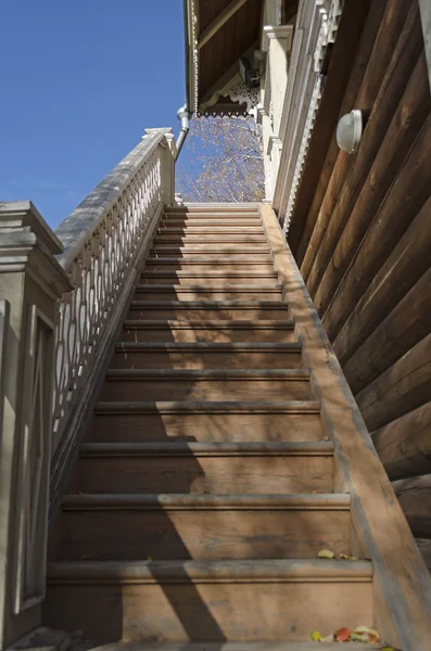 Oyma parmaklıklar ile uzun ahşap merdiven — Stok fotoğraf
