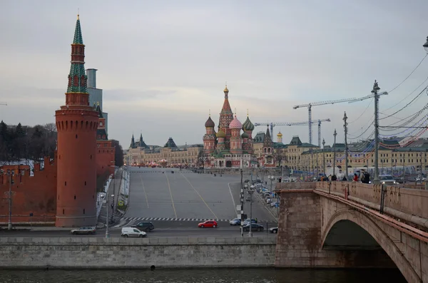 Kvällen syn på Röda torget från Big Moskva floden bron — Stockfoto