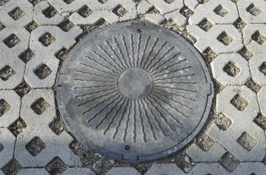 Kanalizasyon kapağı resmi olan bir güneş. Gürcistan