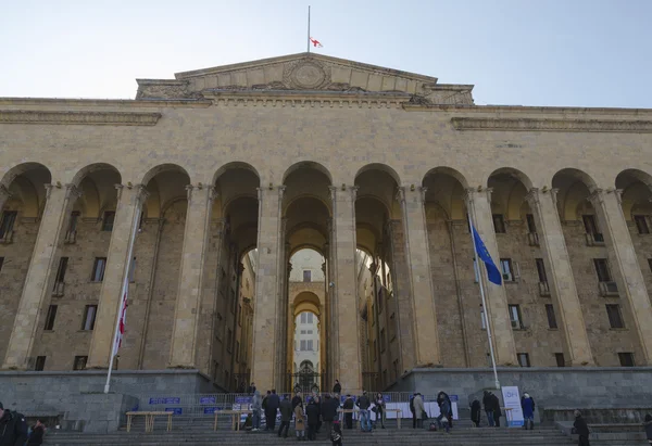 Tbilisi, Georgië-Feb, 25 2015: kolommen van het Parlement gebouw en bijeenkomst in Tbilisi. Georgië — Stockfoto