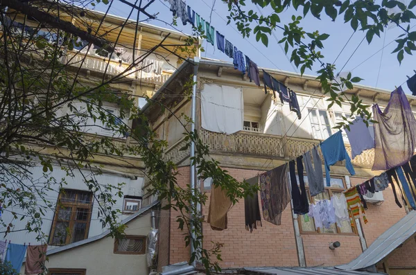 Inner courtyard of an apartment house with hanging laundry — Stock Photo, Image