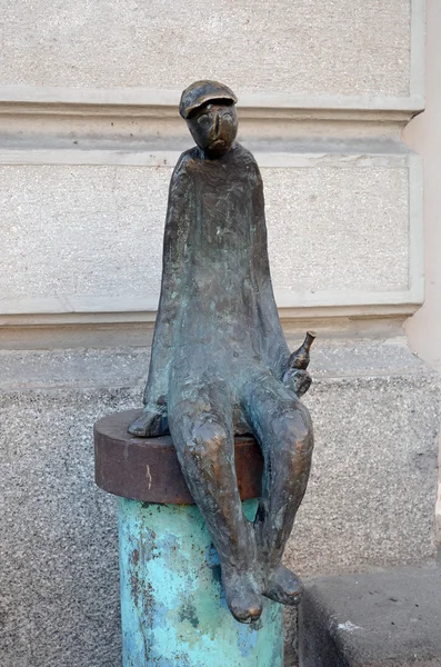 Тбілісі, Ge-Лютий 25 2015: скульптура сидить чоловік з пляшкою в руці на вулиці Руставелі в Тбілісі — стокове фото