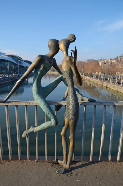 Tiflis, Georgien, 25. Februar 2015: Baratischwili-Brücke (ehemals Mukhransky) mit Bronzefiguren in Tiflis — Stockfoto