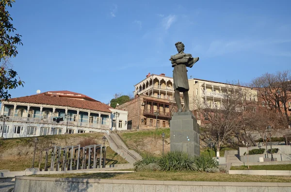 Tiflis, Georgia-Feb, 25 2015 El poeta georgiano Nikoloz Baratashvilis Monumento en Tiflis — Foto de Stock