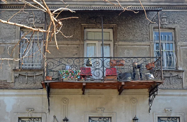 Balcone in ferro battuto di un condominio con sedie rosse. Tbilisi, Georgia — Foto Stock