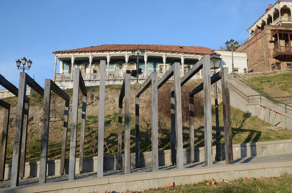 Decoratieve houten elementen op het plein in de buurt van het monument N.Baratishvili. Tbilisi — Stockfoto