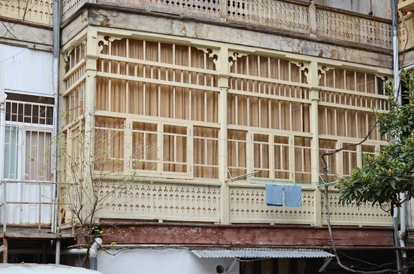 House with a traditional balcony in Tbilisi. Old city — Stock Photo, Image