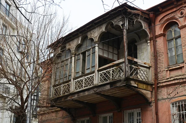 House with a traditional balcony in Tbilisi. Old city — Stock Photo, Image