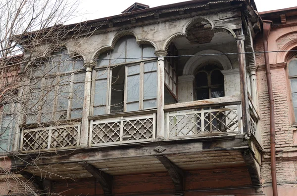 Haus mit traditionellem Balkon in Tiflis. Altstadt — Stockfoto