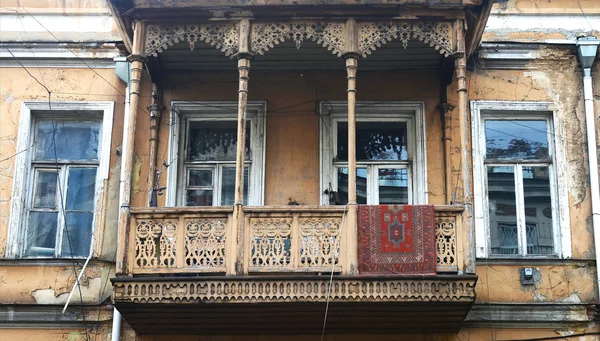 House with a traditional balcony in Tbilisi. Old city — Stock Photo, Image