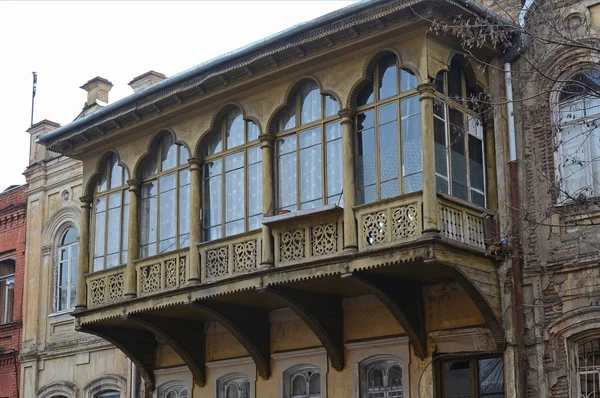 Erkélyes ház az hagyományos Tbiliszi. Régi város — Stock Fotó