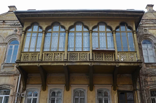 House with a traditional balcony in Tbilisi. Old city — Stock Photo, Image