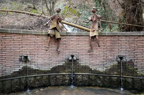 Sculpturen op een waterbron. Tbilisi — Stockfoto