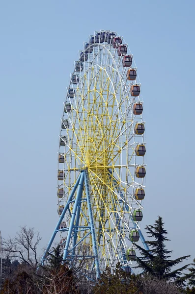 Roda gigante vazia no parque de entretenimento no Monte Mtatsminda em Tbilisi, Geórgia — Fotografia de Stock