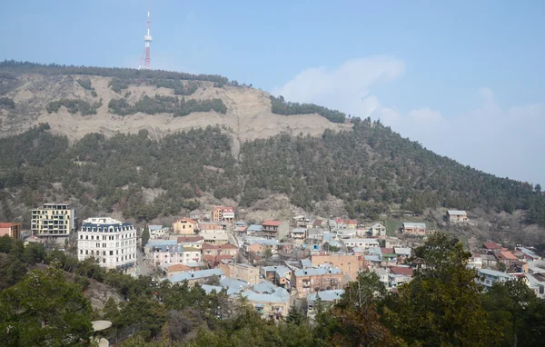 Blick von oben auf das Sololaki-Viertel und den Berg mtatsminda. Tiflis, Georgien — Stockfoto