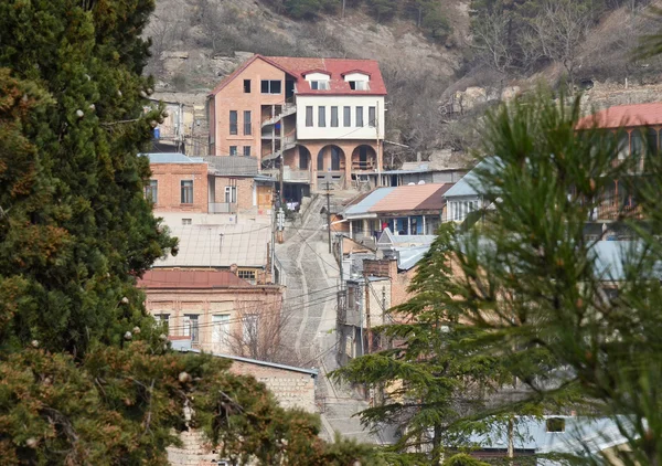 Крутая улица в районе Сололаки. Вид сверху, Тбилиси — стоковое фото