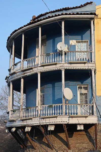 Casa residencial nos restos da muralha da fortaleza. Tbilisi. — Fotografia de Stock