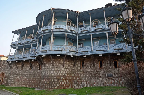 Bostadshus på resterna av fästningen väggen. Tbilisi — Stockfoto