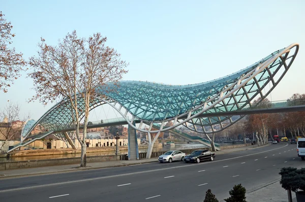 Tbilisi, Georgië-Feb, 26 2015: The Bridge of Peace - opgeschort voetgangersbrug over de rivier de Kura. Tbilisi — Stockfoto