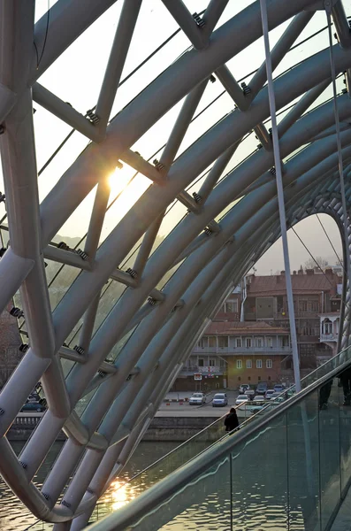 Tbilisi, Georgië-Feb, 26 2015:Fragment van de brug van vrede - opgeschort voetgangersbrug over de rivier de Kura. Tbilisi — Stockfoto