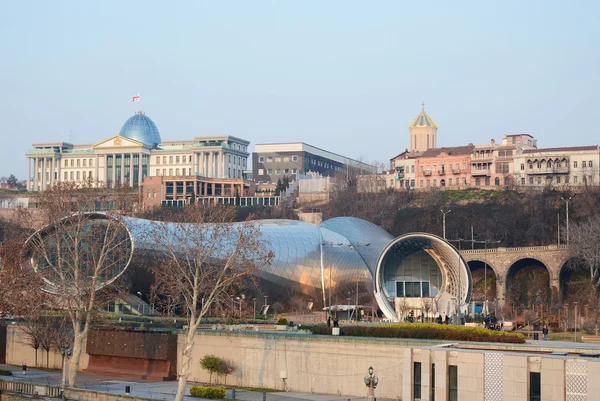 Tbilisi, Georgia-únor, 26 2015: moderní highteck budova divadla hudby a dramatu a výstavní síň v Tbilisi — Stock fotografie