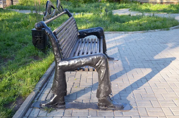 Ungewöhnliche Bank mit Beinen in Schuhen, Händen und Augen. irkutsk — Stockfoto