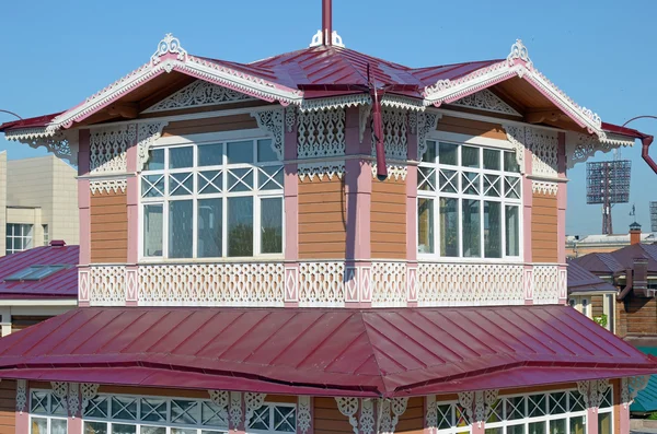 Casa de madeira de dois andares com padrão de renda esculpida — Fotografia de Stock