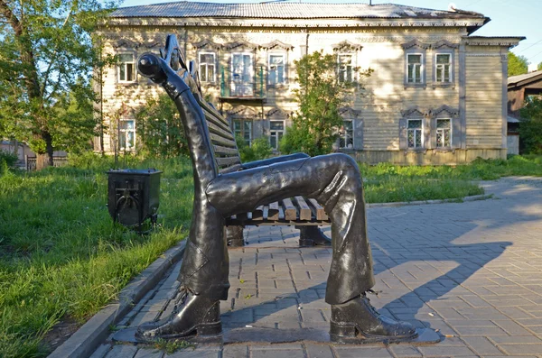 Banco incomum com pernas em sapatos, mãos e olhos. Irkutsk — Fotografia de Stock