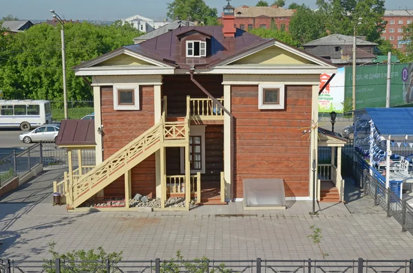 Dwu piętrowy drewniany dom w zabytkowej dzielnicy. Irkuck — Zdjęcie stockowe