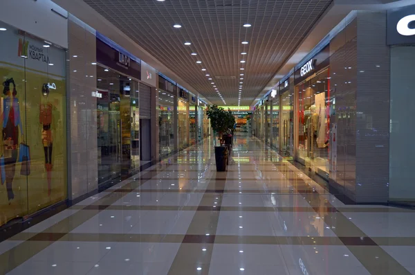 Irkutsk, Russia-June,18 2014:Hall of a new shopping center in Irkutsk — Stock Photo, Image