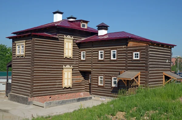 Uma casa de madeira de dois andares no bairro histórico. Irkutsk — Fotografia de Stock