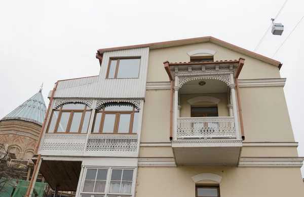 Haus mit traditionellem Balkon in Tiflis. Altstadt — Stockfoto